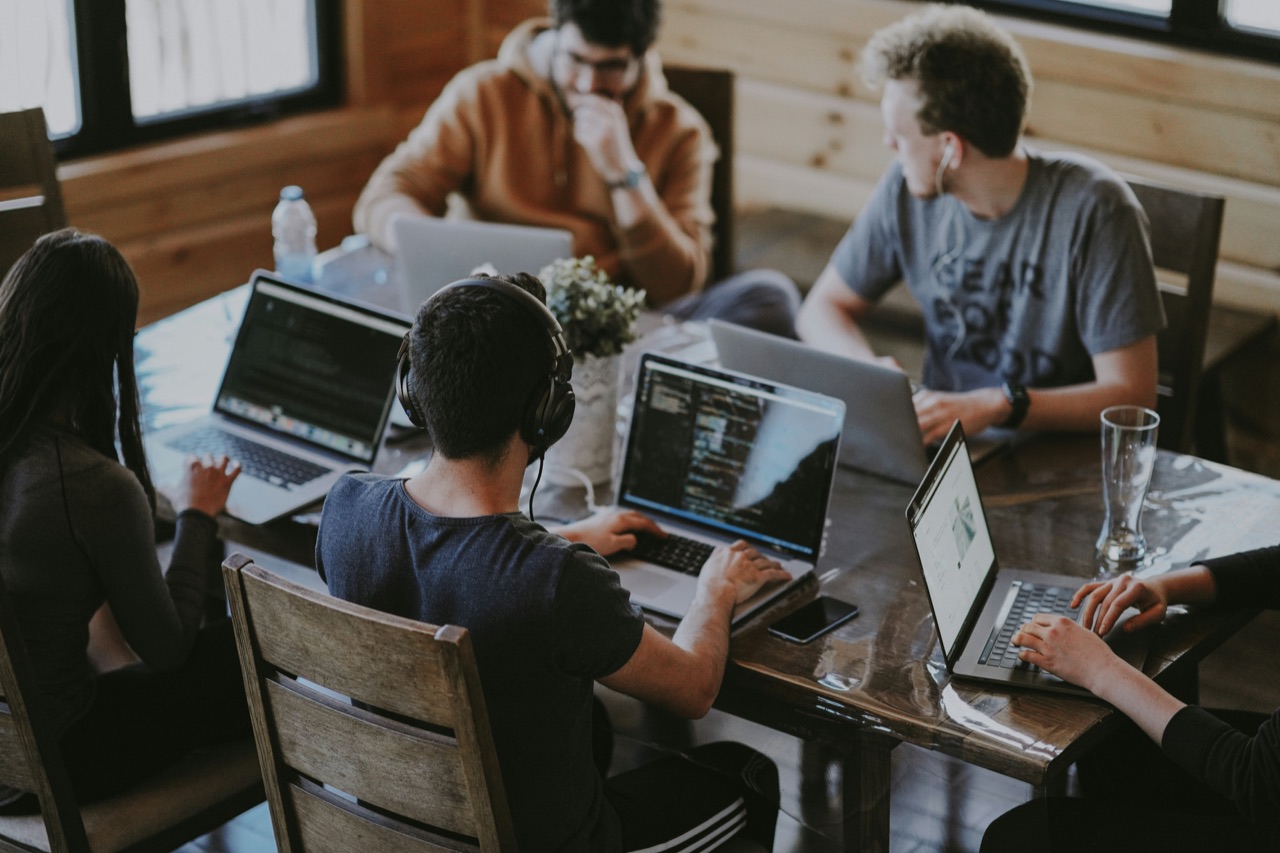 L'équipe Disphere en train de coder en open-space parisien